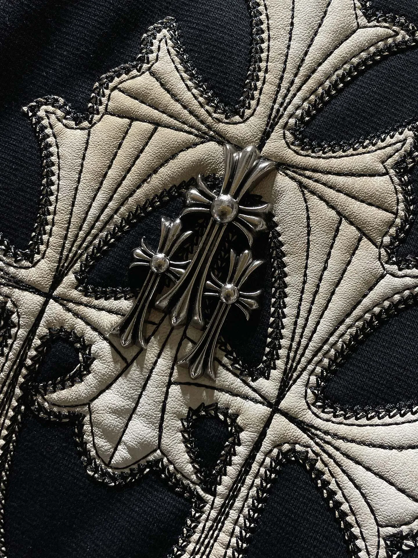 P436 Chrome Hearts 🍁Winter clothing is here🍁New Year's clothing Sanskrit cross woolen leather sleeves spliced ​​baseball embroidered cotton clothing Heavy embroidery➕Double sleeve splicing special technology Counter synchronization, heavy industry! ! Customized version of thickened woolen fabric, silk lining, customized version of hardware, not the ordinary version on the market! ! 🌈Recommended color: black coffee stitching 🌈Code number: S, M, L, XL
